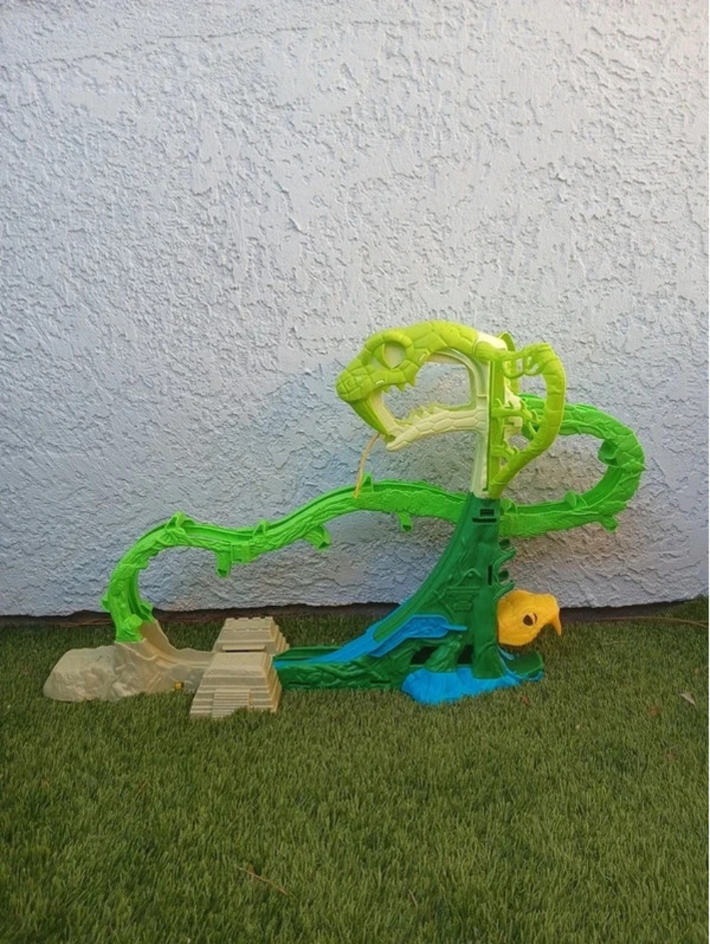 Monster jam mini jams crazy escape playset